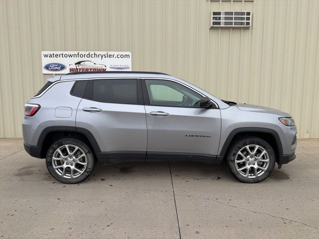 2022 Jeep Compass Latitude Lux