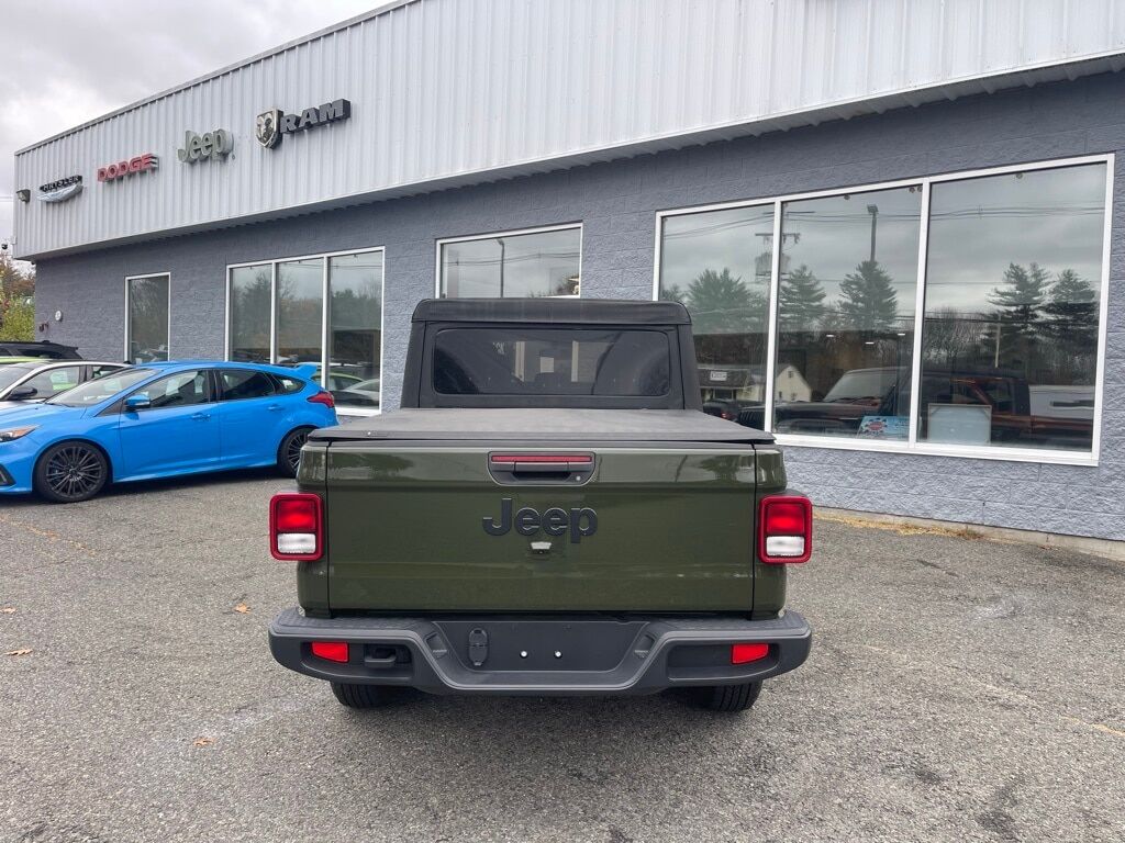 2022 Jeep Gladiator Sport Orange MA