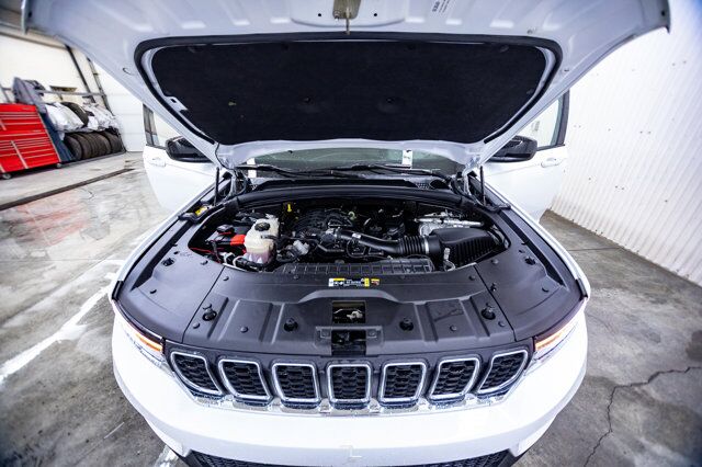 2022 Jeep Grand Cherokee 4x4 Laredo Roof BCam Red Deer AB