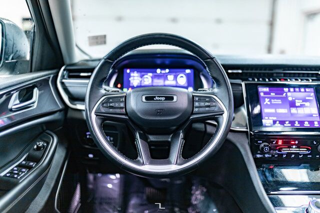 2022 Jeep Grand Cherokee 4x4 Laredo Roof BCam Red Deer AB