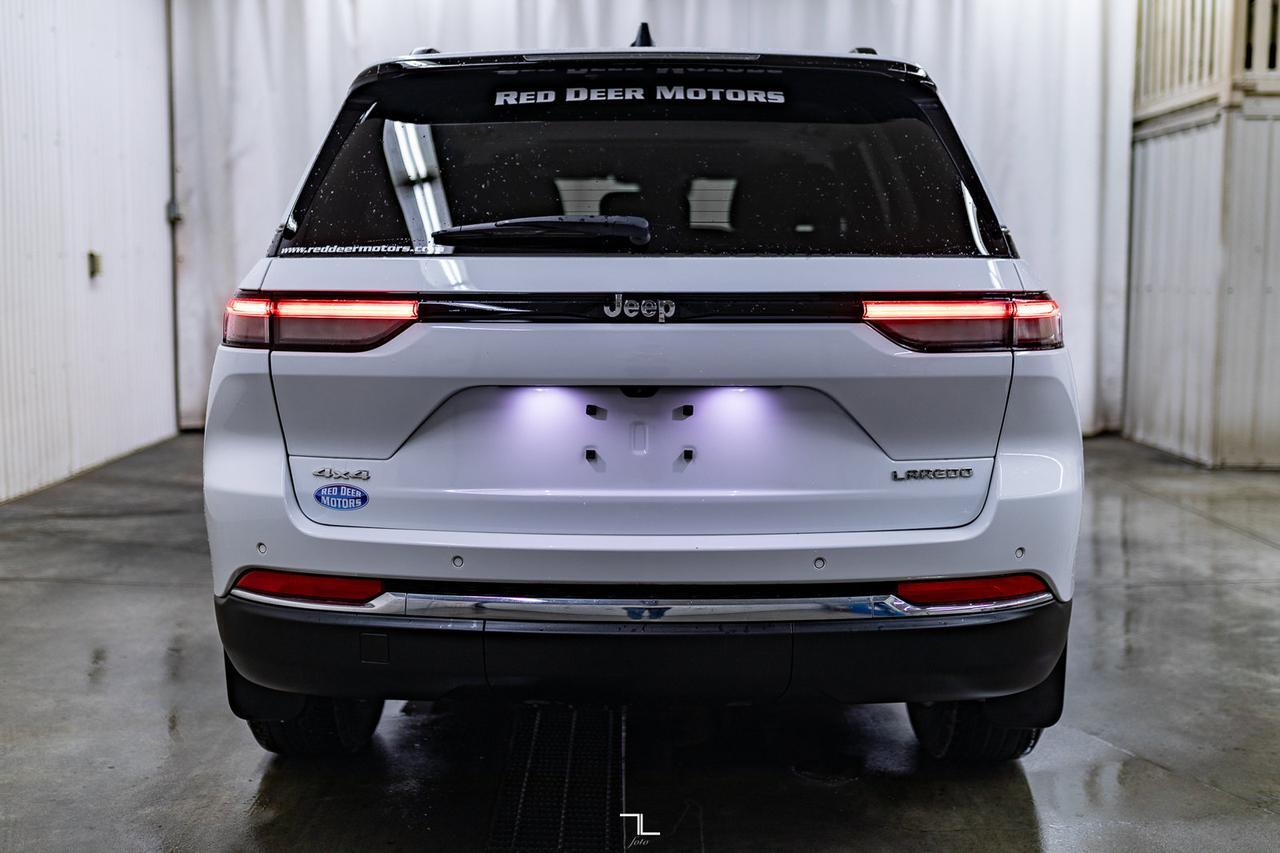 2022 Jeep Grand Cherokee 4x4 Laredo Roof BCam Red Deer AB