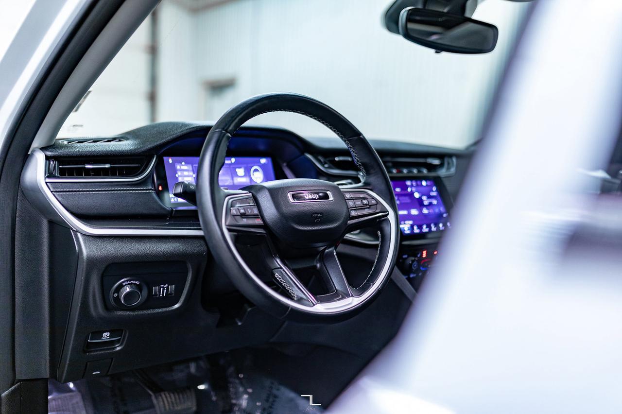 2022 Jeep Grand Cherokee 4x4 Laredo Roof BCam Red Deer AB