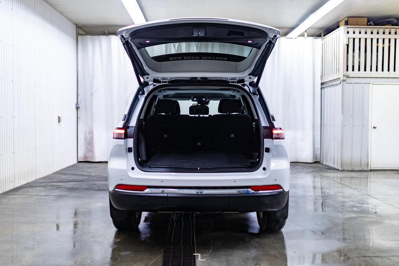 2022 Jeep Grand Cherokee 4x4 Laredo Roof BCam Red Deer AB