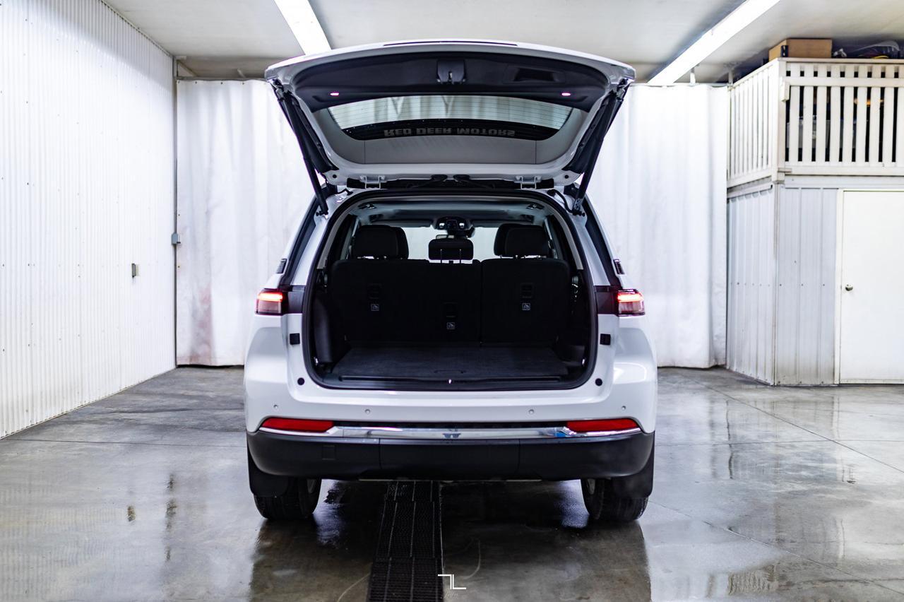 2022 Jeep Grand Cherokee 4x4 Laredo Roof BCam Red Deer AB