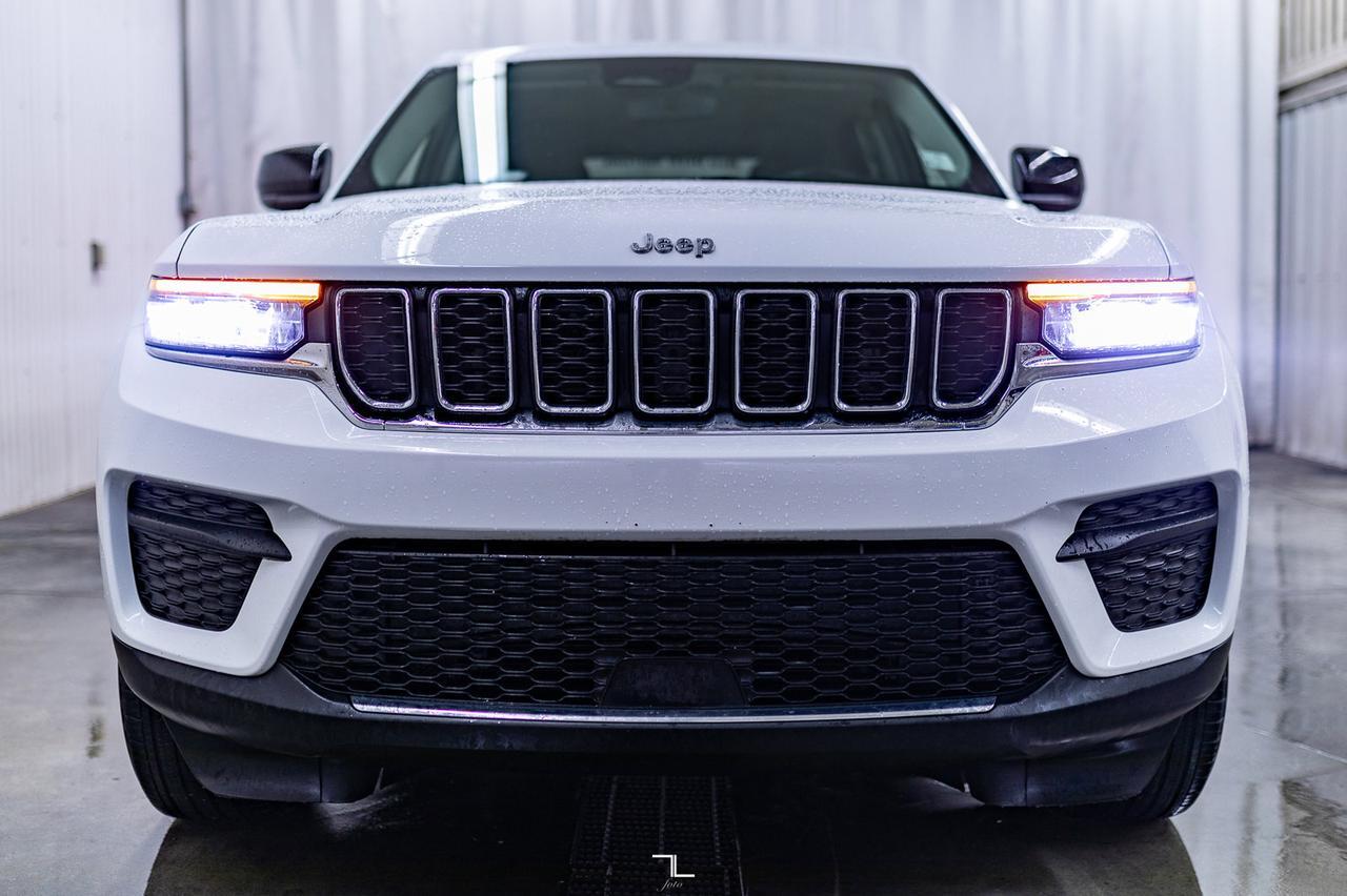 2022 Jeep Grand Cherokee 4x4 Laredo Roof BCam Red Deer AB