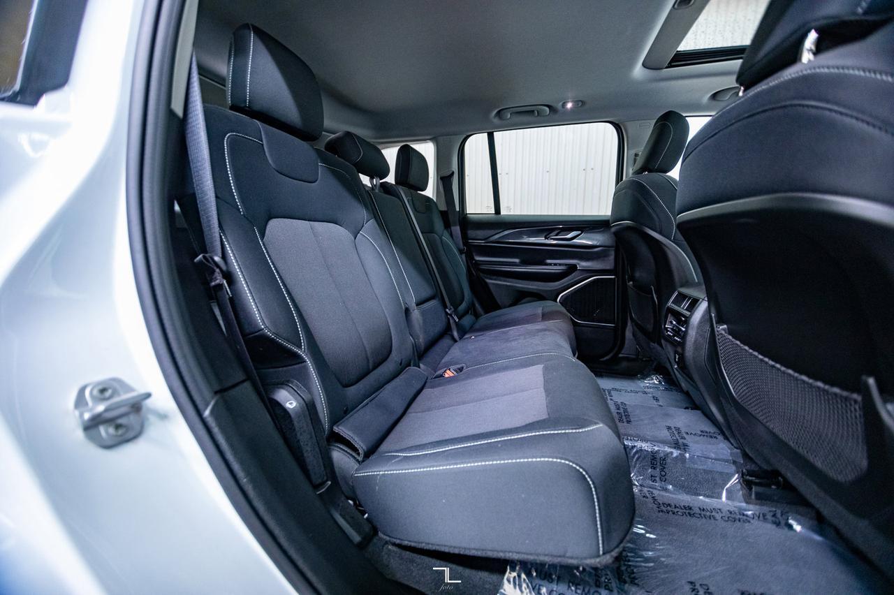 2022 Jeep Grand Cherokee 4x4 Laredo Roof BCam Red Deer AB