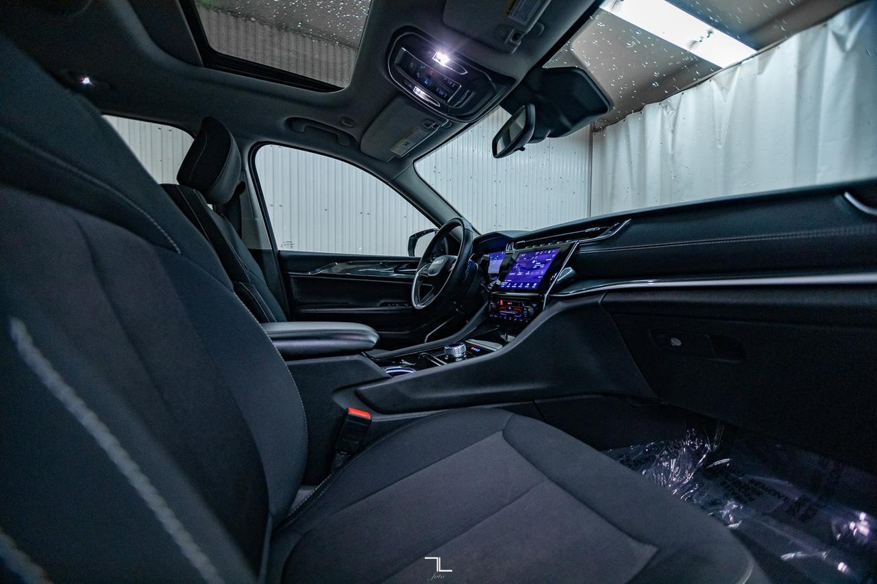 2022 Jeep Grand Cherokee 4x4 Laredo Roof BCam Red Deer AB