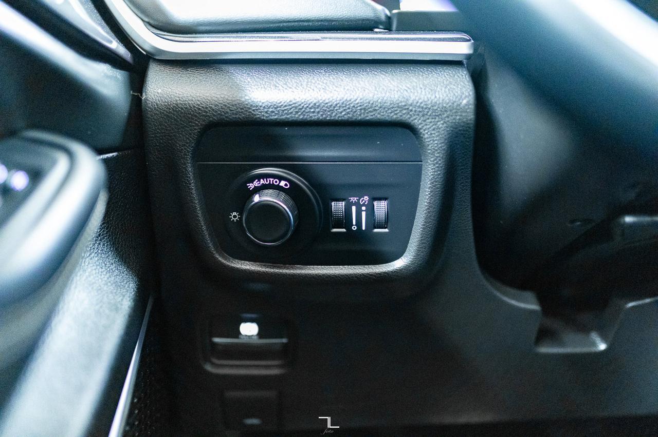 2022 Jeep Grand Cherokee 4x4 Laredo Roof BCam Red Deer AB