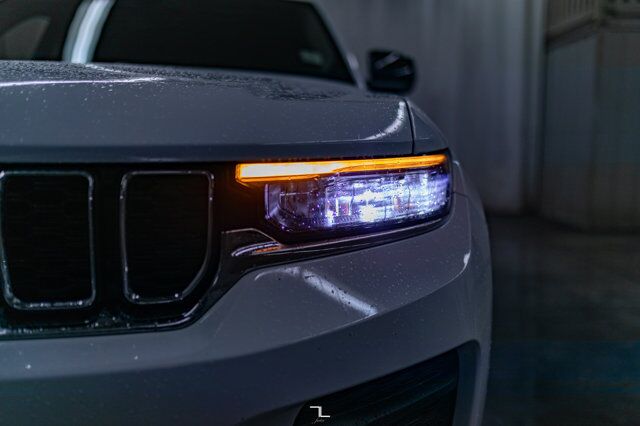 2022 Jeep Grand Cherokee 4x4 Laredo Roof BCam Red Deer AB