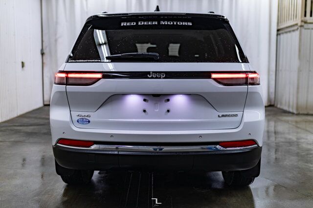 2022 Jeep Grand Cherokee 4x4 Laredo Roof BCam Red Deer AB