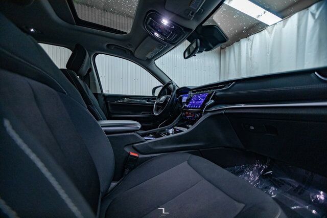 2022 Jeep Grand Cherokee 4x4 Laredo Roof BCam Red Deer AB