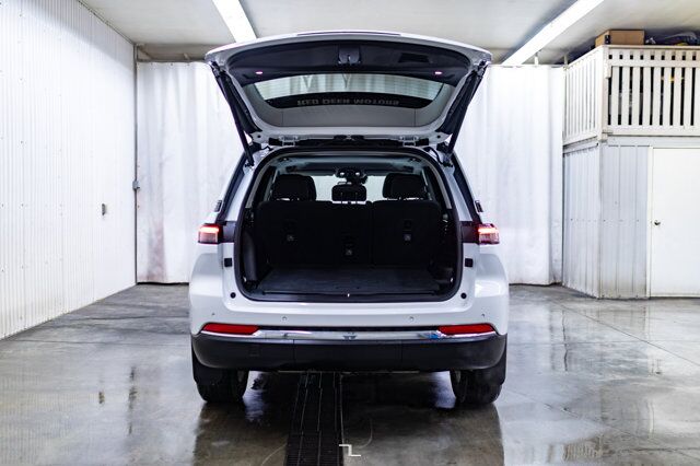 2022 Jeep Grand Cherokee 4x4 Laredo Roof BCam Red Deer AB