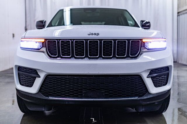 2022 Jeep Grand Cherokee 4x4 Laredo Roof BCam Red Deer AB