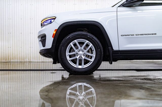 2022 Jeep Grand Cherokee 4x4 Laredo Roof BCam Red Deer AB