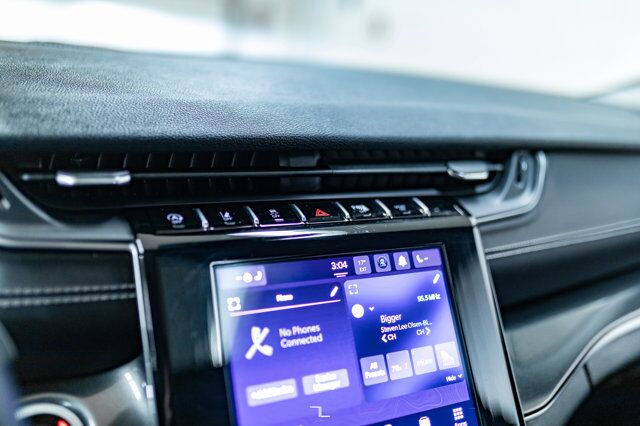 2022 Jeep Grand Cherokee 4x4 Laredo Roof BCam Red Deer AB