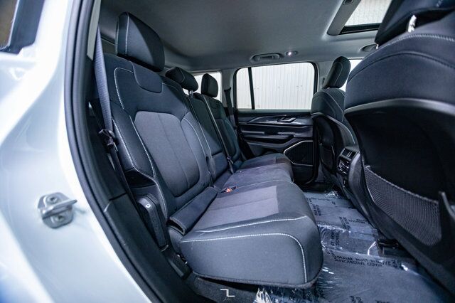 2022 Jeep Grand Cherokee 4x4 Laredo Roof BCam Red Deer AB