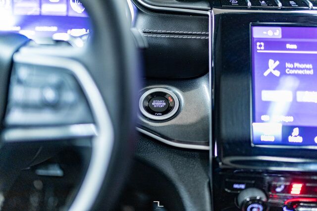 2022 Jeep Grand Cherokee 4x4 Laredo Roof BCam Red Deer AB