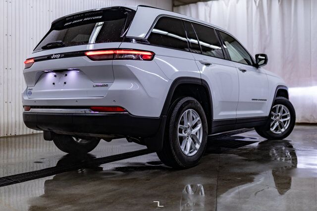 2022 Jeep Grand Cherokee 4x4 Laredo Roof BCam Red Deer AB