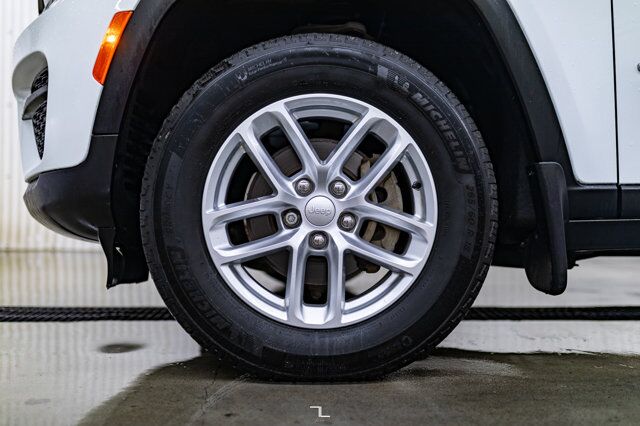 2022 Jeep Grand Cherokee 4x4 Laredo Roof BCam Red Deer AB