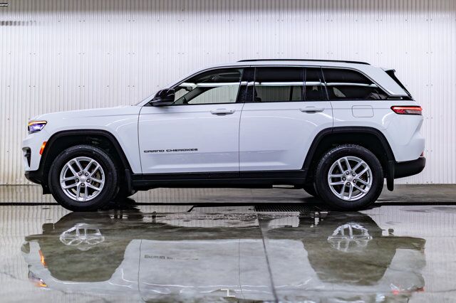 2022 Jeep Grand Cherokee 4x4 Laredo Roof BCam Red Deer AB