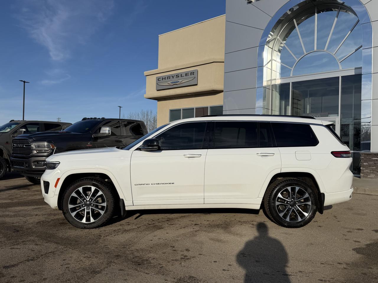 2022 Jeep Grand Cherokee L Overland 4X4 | 5.7L VVT | Leather | Heated Cooled Seats | Luxury Tech Pkg | Nav | Pano Sunroof Redwater AB