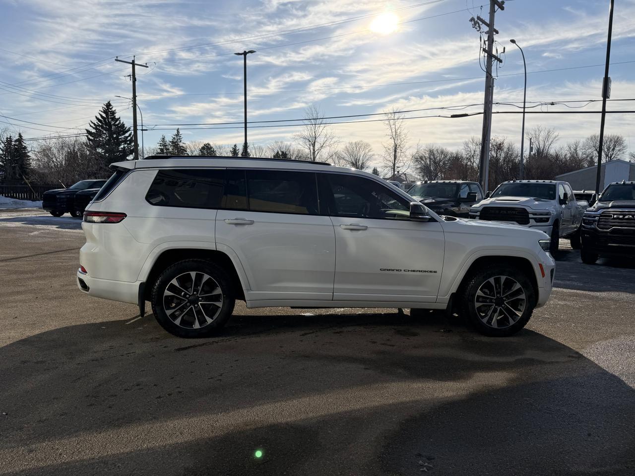 2022 Jeep Grand Cherokee L Overland 4X4 | 5.7L VVT | Leather | Heated Cooled Seats | Luxury Tech Pkg | Nav | Pano Sunroof Redwater AB