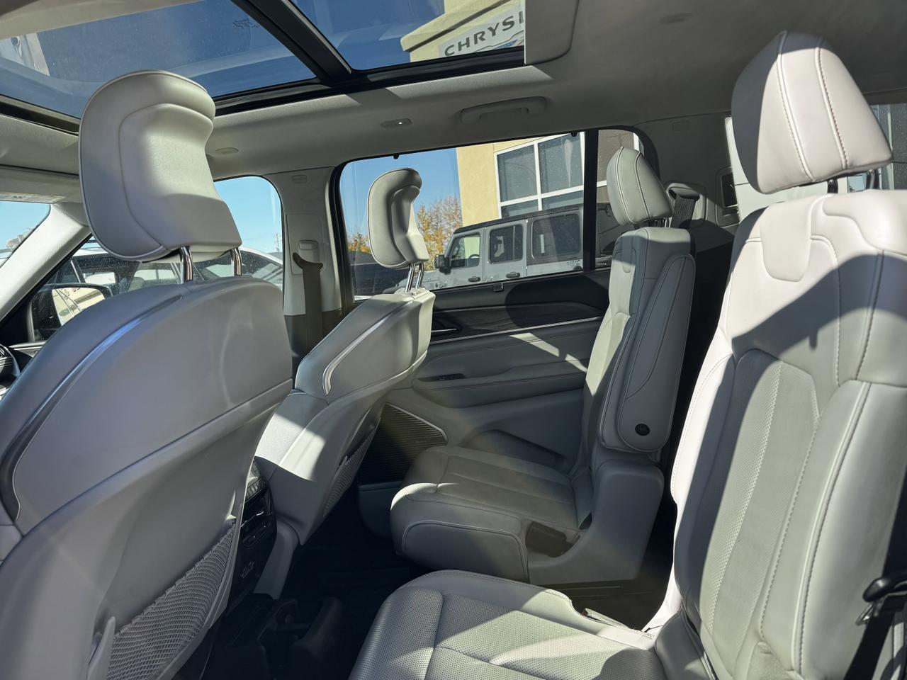 2022 Jeep Grand Cherokee L Overland 4x4 | V8 | Leather | Heated Vented Seats | NAV | Backup Camera Redwater AB