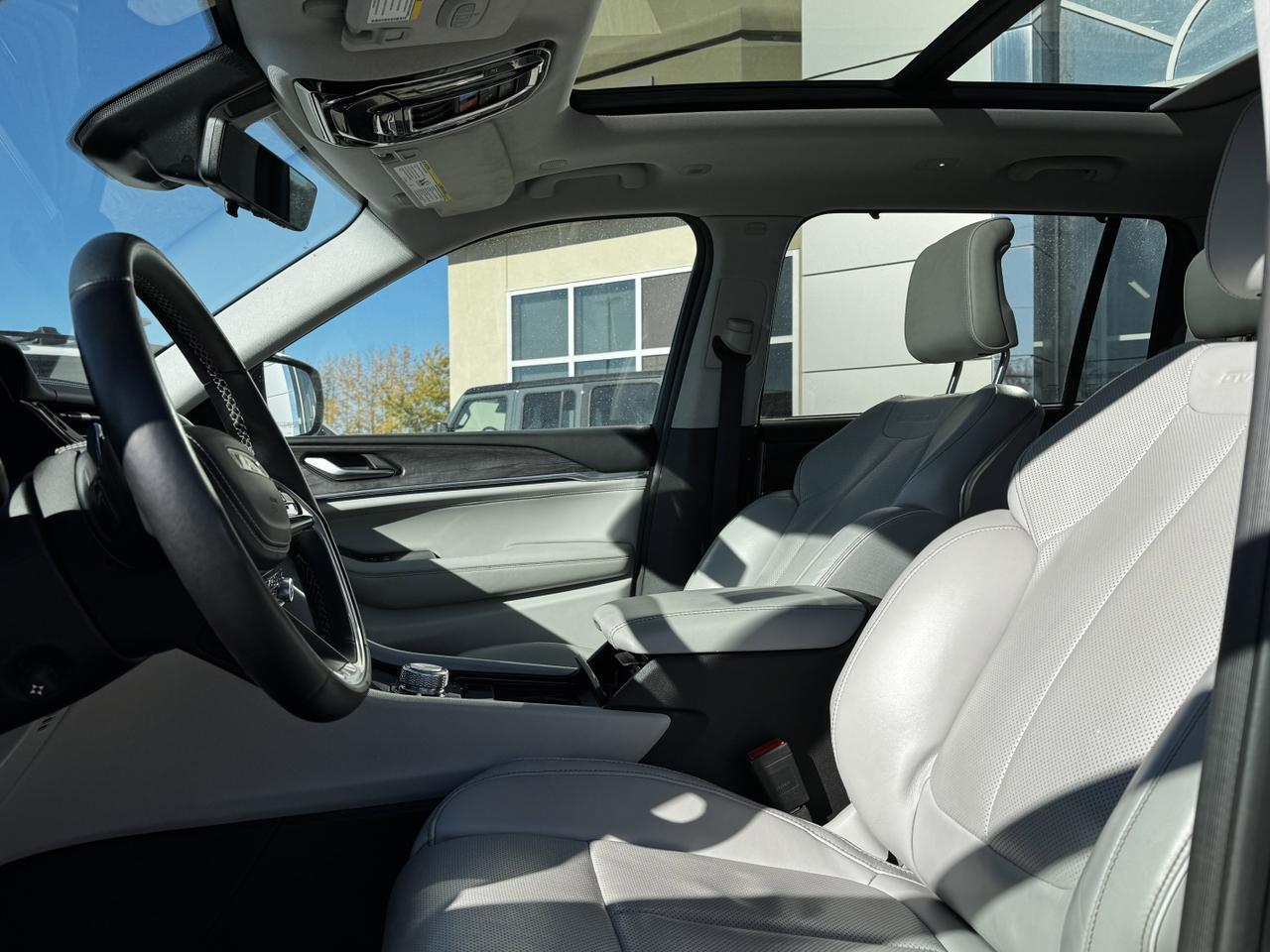 2022 Jeep Grand Cherokee L Overland 4x4 | V8 | Leather | Heated Vented Seats | NAV | Backup Camera Redwater AB