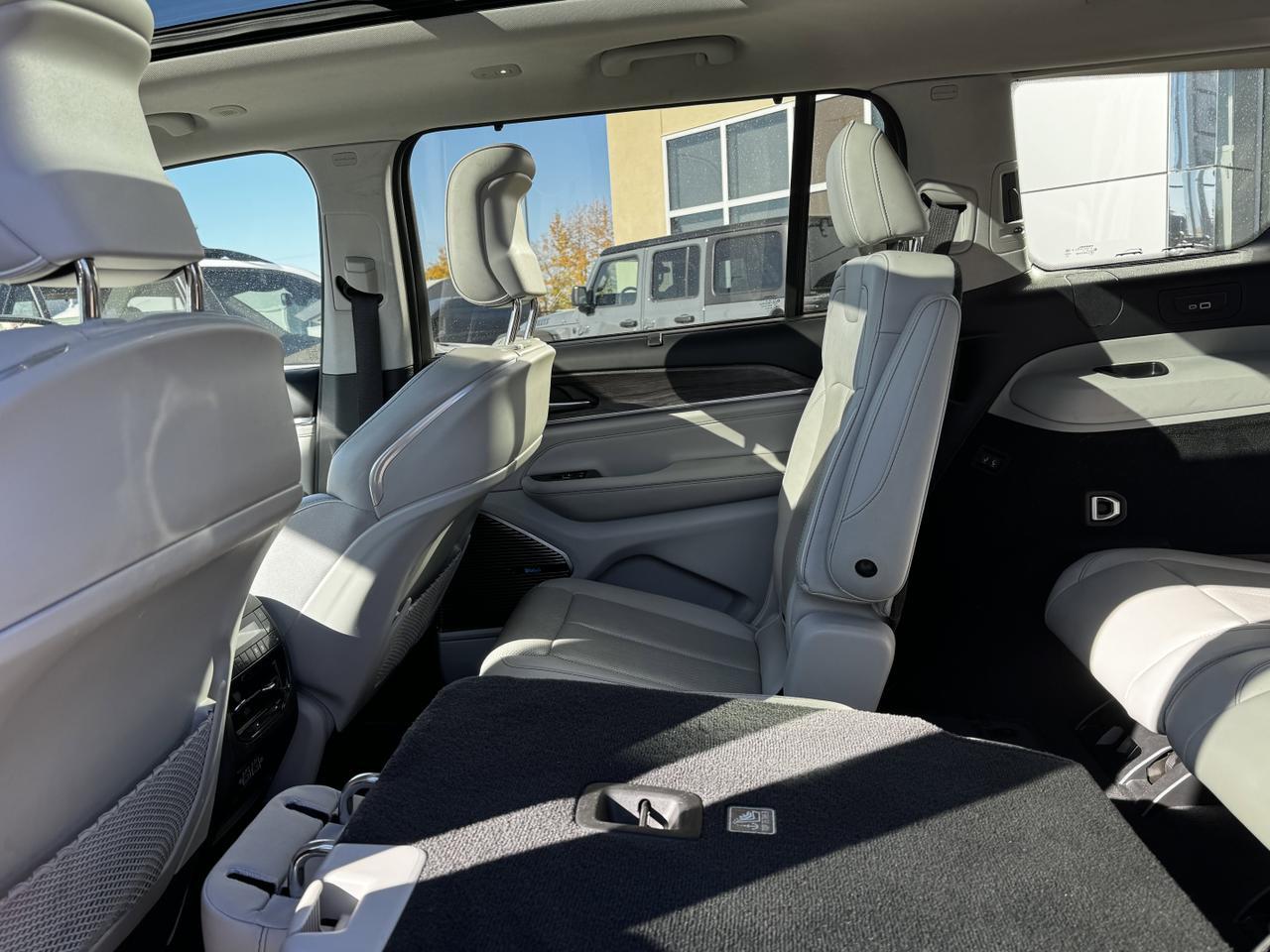 2022 Jeep Grand Cherokee L Overland 4x4 | V8 | Leather | Heated Vented Seats | NAV | Backup Camera Redwater AB