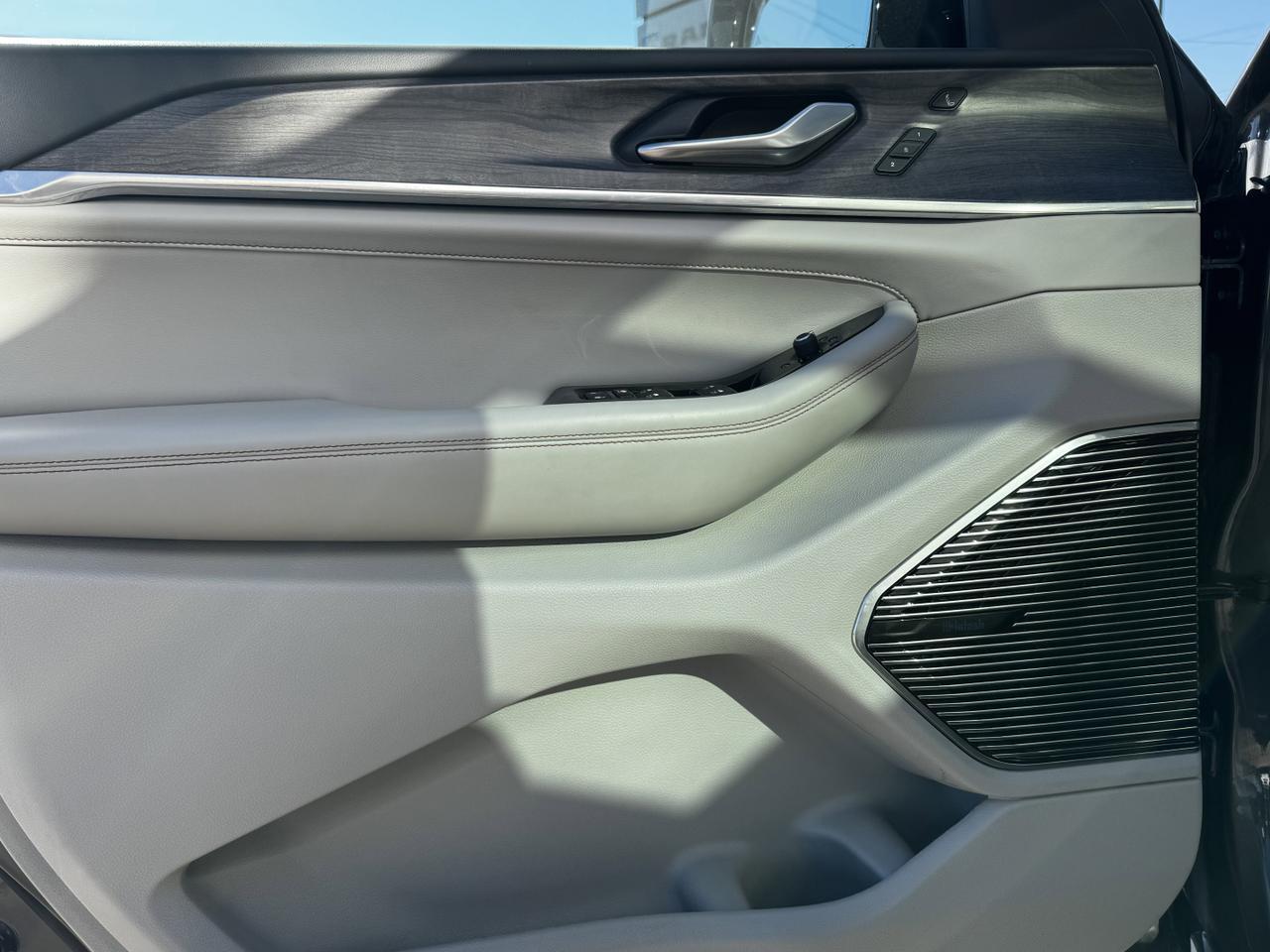 2022 Jeep Grand Cherokee L Overland 4x4 | V8 | Leather | Heated Vented Seats | NAV | Backup Camera Redwater AB