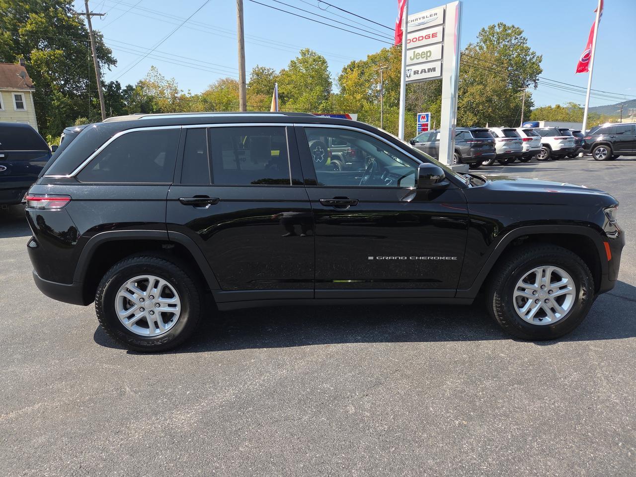 2022 Jeep Grand Cherokee Laredo HAMBURG PA
