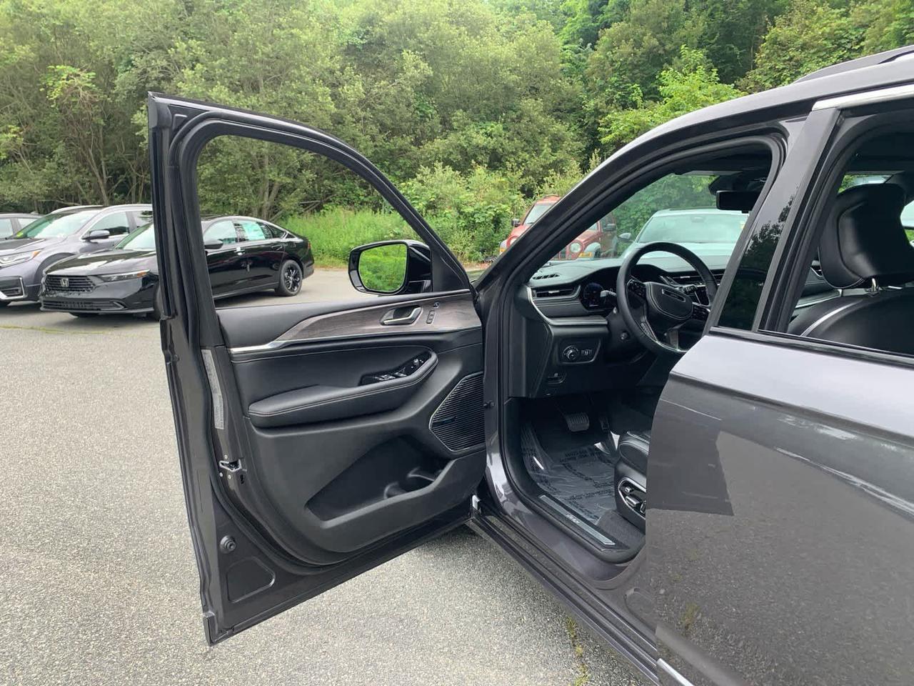 2022 Jeep Grand Cherokee Overland Dartmouth MA