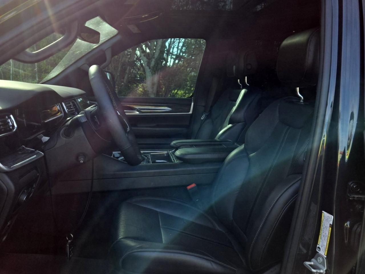 2022 Jeep Wagoneer Series III Panoramic Roof 2nd Row Captains Chairs Portland OR