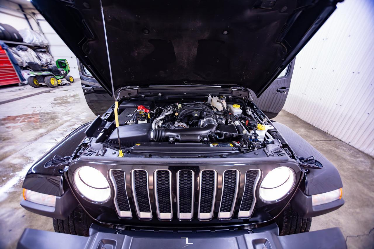 2022 Jeep Wrangler 4x4 Unlimited Sahara Nav BCam Manual Red Deer AB