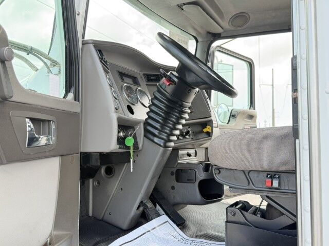 2022 Kenworth T270 26' Dry Box truck with 3,300 lbs. Lift Gate Miami FL