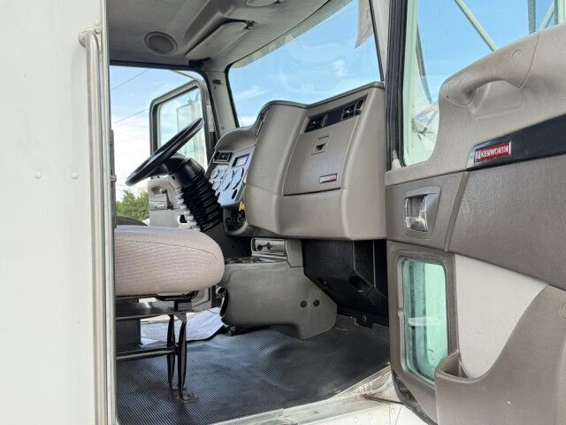 2022 Kenworth T270 26' Dry Box truck with 3,300 lbs. Lift Gate Miami FL