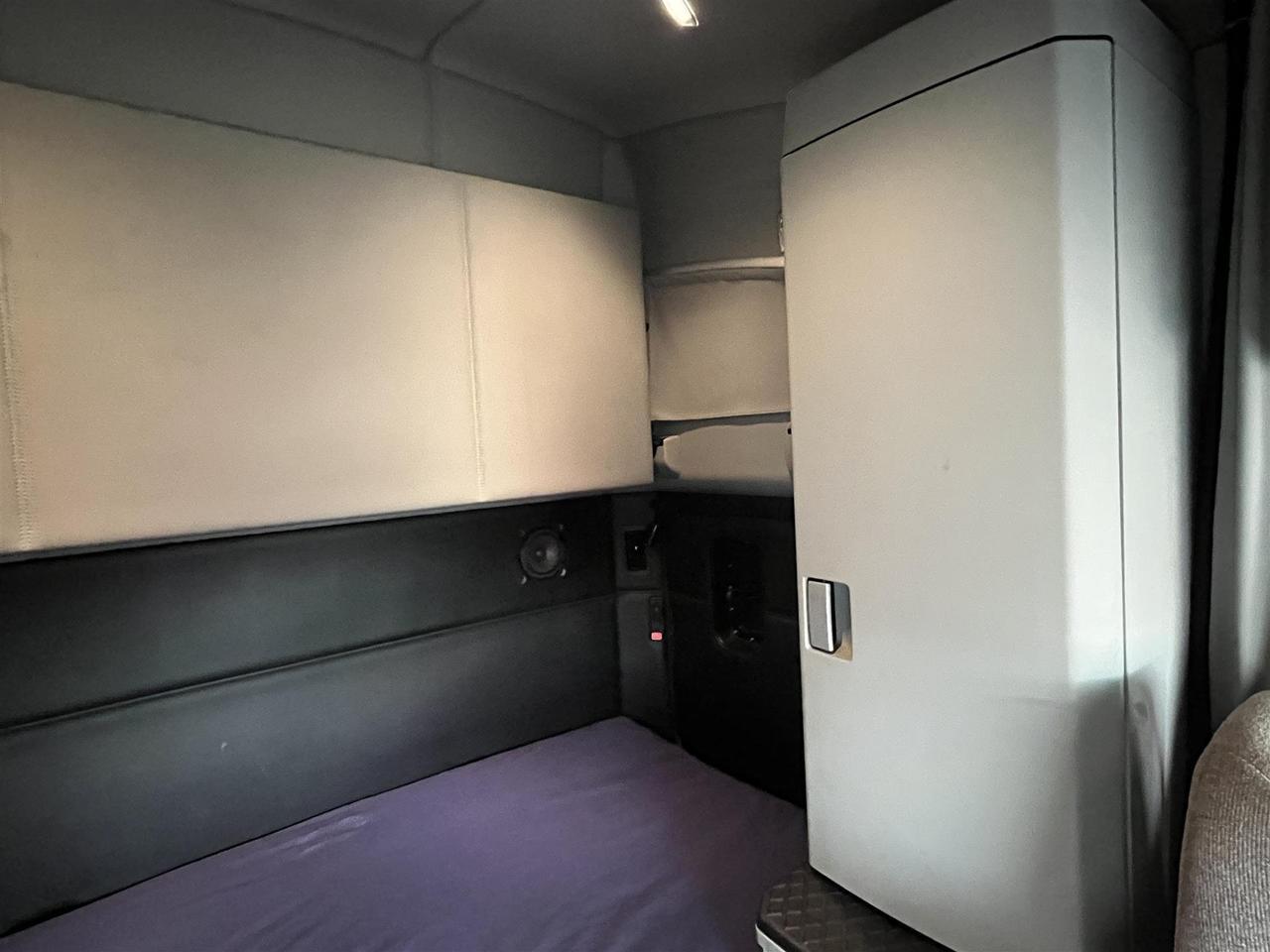 2022 Kenworth T680 76" Double Bunk Raised Roof South St. Paul MN