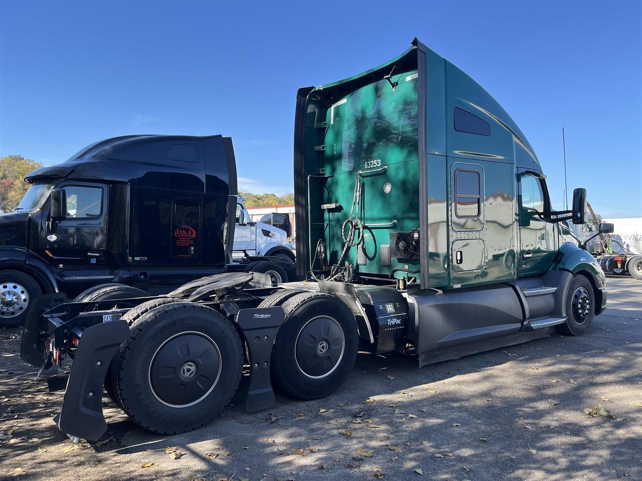2022 Kenworth T680 76&quot; Double Bunk Raised Roof South St. Paul MN