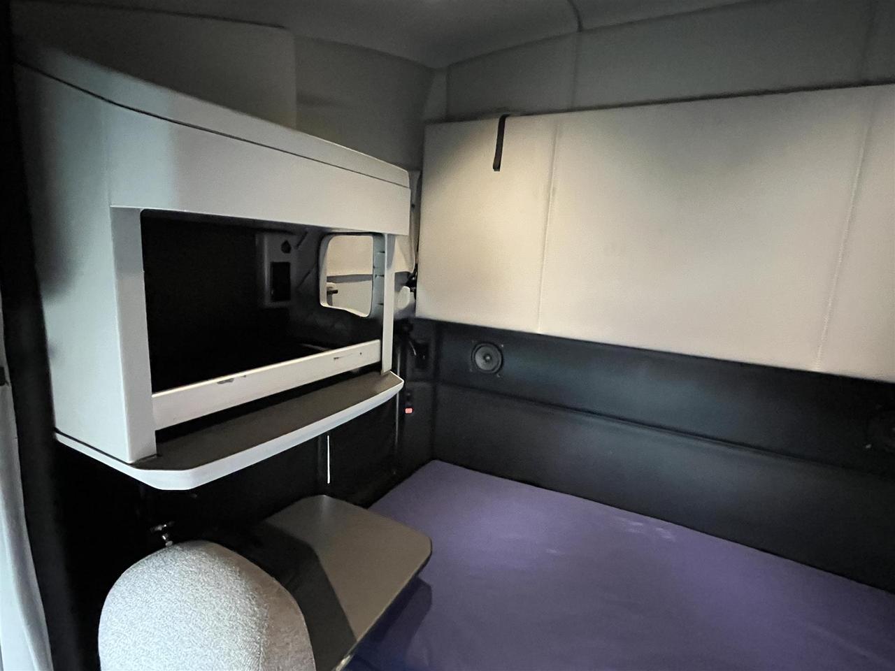 2022 Kenworth T680 76&quot; Double Bunk Raised Roof South St. Paul MN