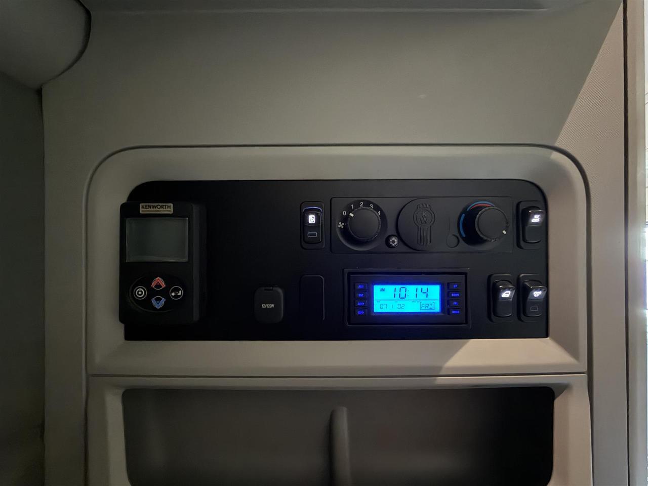 2022 Kenworth T680 Double Bunk Raised Roof Eau Claire WI