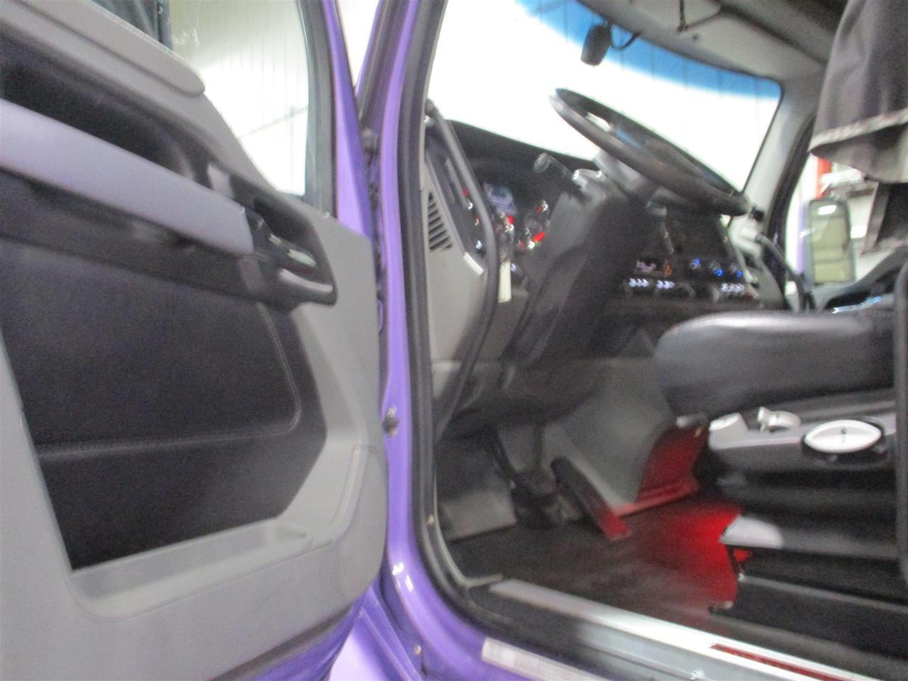 2022 Kenworth T680 Double Bunk Raised Roof Eau Claire WI