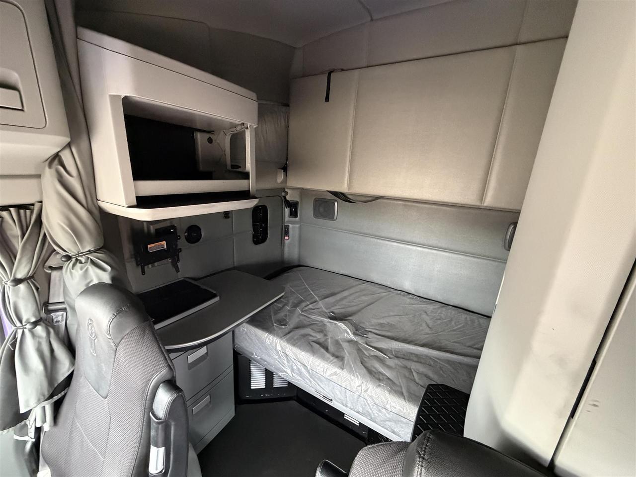 2022 Kenworth T680 Double Bunk Raised Roof Eau Claire WI