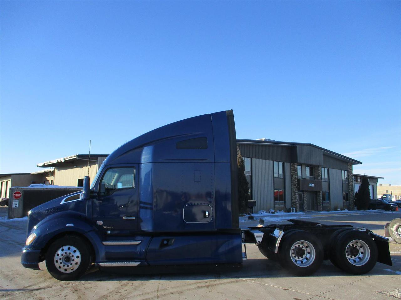 2022 Kenworth T680 Raised Roof Fargo ND
