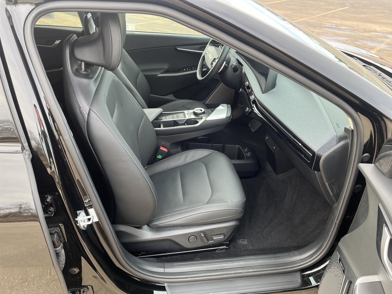 2022 Kia EV6 Wind AWD TechnologyPkg w/Nav HtdCldLthr HtdSteeringWheel SrrndVsn BlindSpotViewMonitor Saukville WI