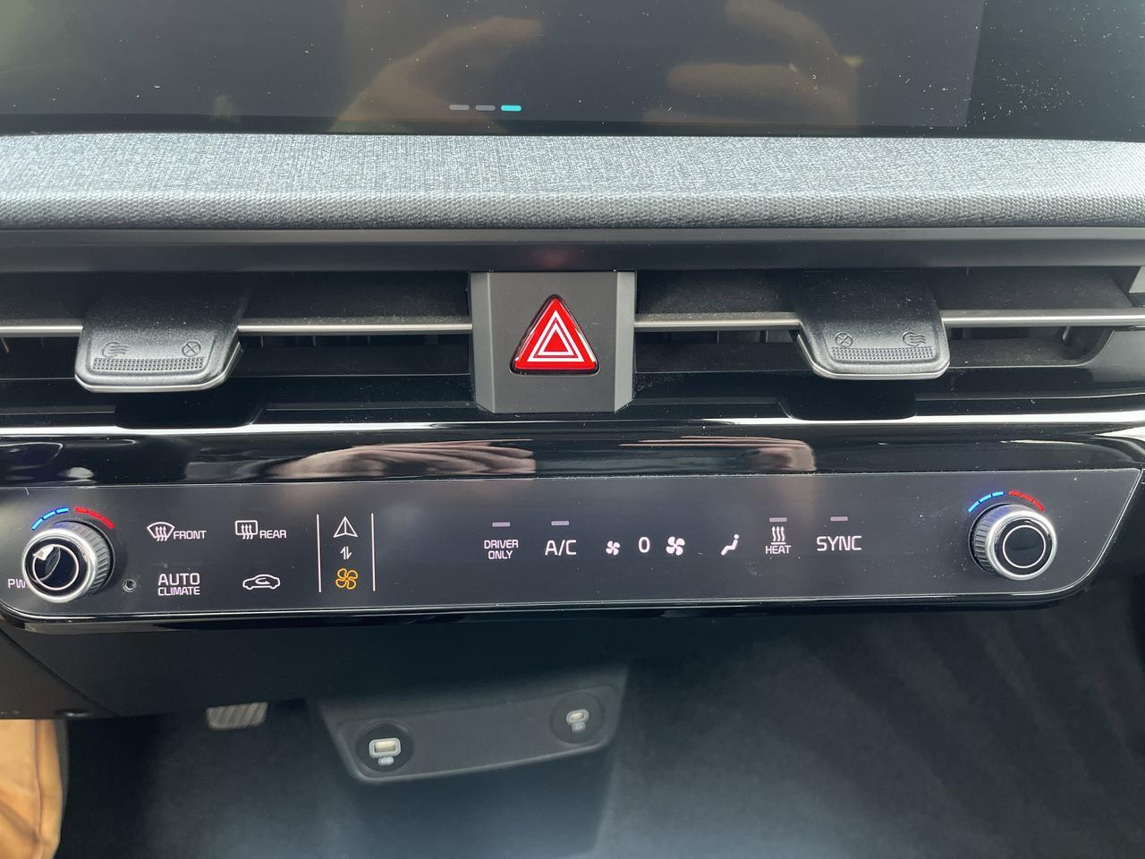 2022 Kia EV6 Wind AWD TechnologyPkg w/Nav HtdCldLthr HtdSteeringWheel SrrndVsn BlindSpotViewMonitor Saukville WI