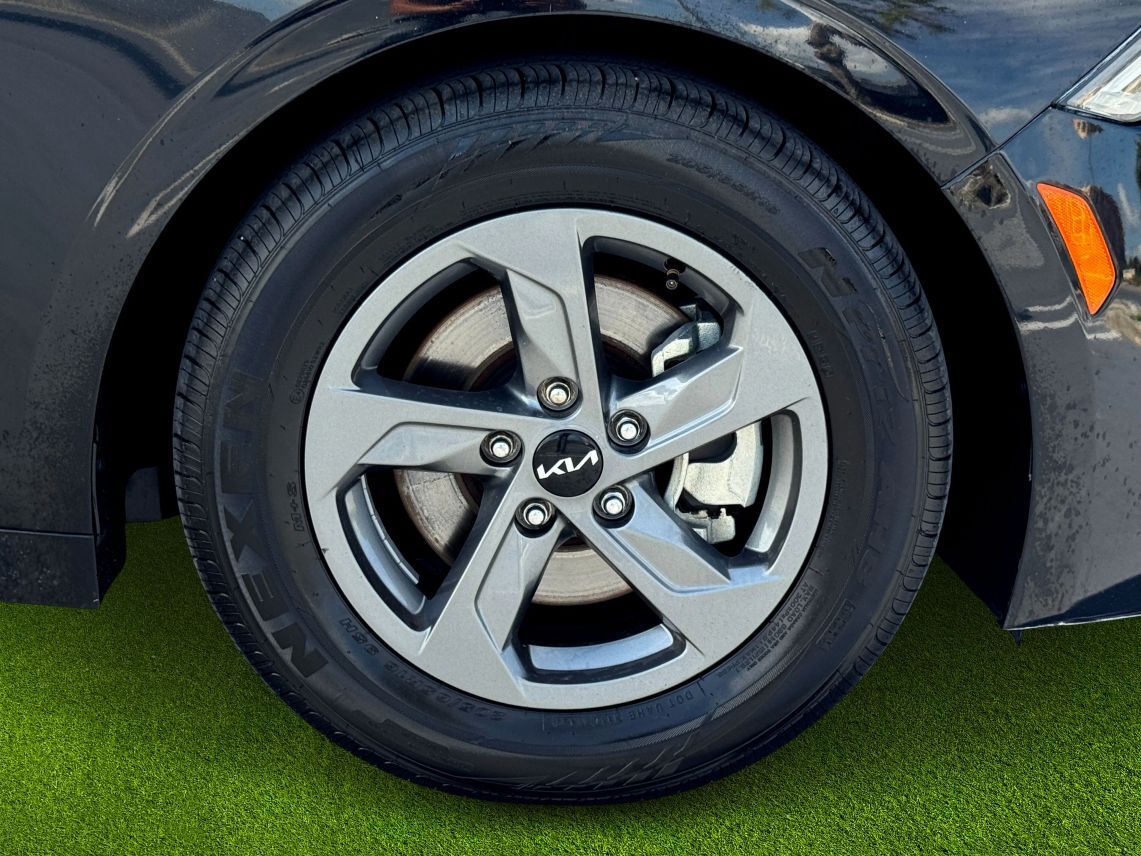 2022 Kia K5 LXS Sedan 4D