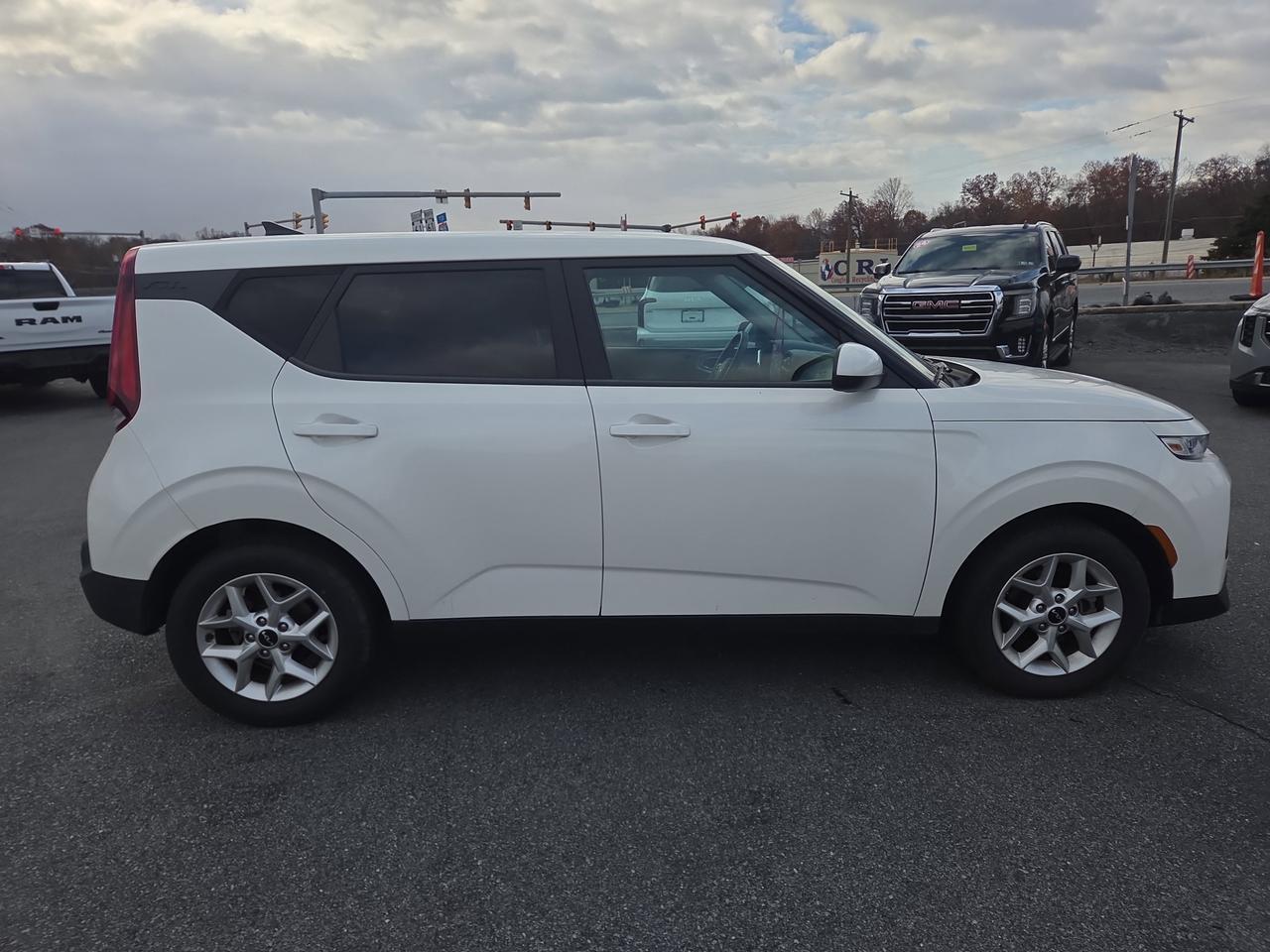 2022 Kia Soul LX photo 2