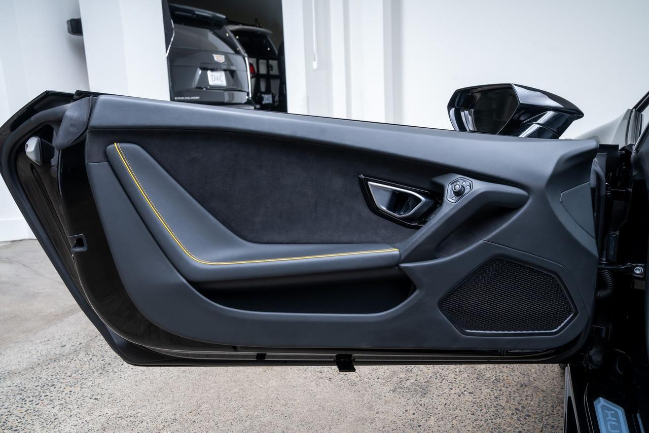 2022 Lamborghini Huracan EVO Base Front Lift / Carbon Bucket Seats / Carbon Ceramic Portland OR
