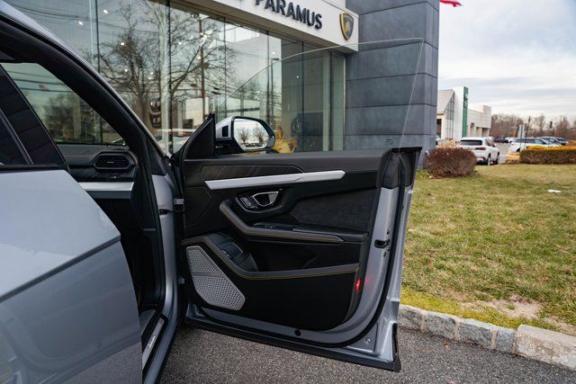 2022 Lamborghini Urus - Photo 45