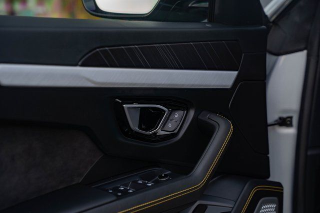 2022 Lamborghini Urus - Photo 37